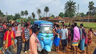 पोस्टमार्टम के लिए ऑटो से शव ले जाते ग्रामीण। (फोटो जागरण)