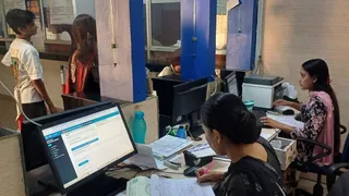 बस्सी पठाना के सुविधा केंद्र में जनरेटर के सहारे काम करते हुए कर्मचारी।
