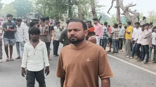 चतरा में ट्रक ने माॅर्निंग वॉक पर निकली महिला को कुचला, ग्रामीणों ने NH-22 किया जाम। (फोटो: जागरण)