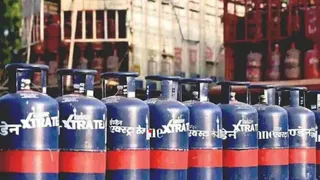 व्यावसायिक सिलिंडरों के दाम बढ़ने से घरेलू उपभोक्ताओं पर बुरा असर पड़ रहा है। फाइल फोटो