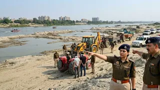 उत्तरी जिलाधिकारी ने यमुना में अवैध रेत खनन पर एनजीटी में ताजा हलफनामा दाखिल किया है। इमेज एआई