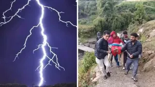 आकाशीय बिजली गिरने के बाद घायल महिला को डंडी के सहारे सड़क तक ले जाते ग्रामीण।