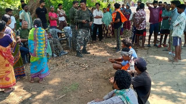 मनोहरपुर में गौवंश वध पर बवाल, ग्रामीणों ने खुद तलाशे आरोपी: 4 को पकड़कर पुलिस को सौंपा
