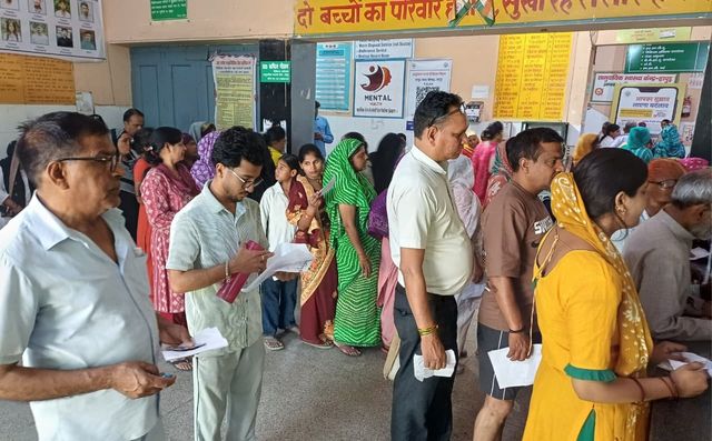 बदलते मौसम से हापुड़ में बढ़ा वायरल बुखार का प्रकोप, अस्पतालों में उमड़ी मरीजों की भीड़
