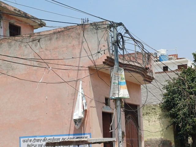 हापुड़ में 20 साल से बिजली के खंभों का इंतजार, घरों की छत से होकर गुजर रहे तार
