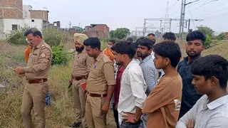 रेलवे लाइन के किनारे झाड़ियों में युवती का शव मिलने पर जांच करती पुलिस फाइल फोटो