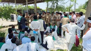इब्राहीमपुर टोल प्लाजा पर धरना प्रदर्शन करते भाकियू कार्यकर्ता, मौजूद पुलिस बल