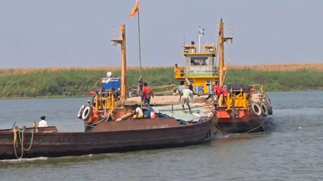 भागलपुर के बरारी गंगा घाट पर नाव और जहाज की टक्कर, यात्रियों की सांसें थम गईं, कल पीलर से टकराई थी नाव
