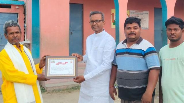 बिहार: स्कूल के लिए दान कर अपनी इकलौती जमीन, झोपड़ी में रहने वाले मजदूर ने पेश की त्याग की मिसाल
