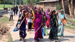 बूदीभूड़ गांव में प्रदर्शन करती महिलाएं। जागरण