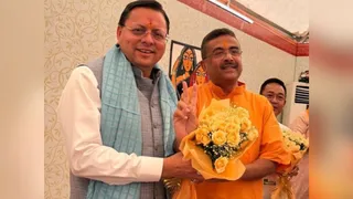 कोलकाता में बंगाल के नए मुख्यमंत्री सुभेंदु अधिकारी को शुभकामनाएं देते मुख्यमंत्री पुष्कर सिंह धामी। सूवि
