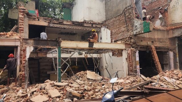 बुलडोजर तो नहीं आया फिर भी… दुकानदार खुद तोड़ रहे अपनी दुकान, प्रशासन की कार्रवाई से शहर में हड़कंप
