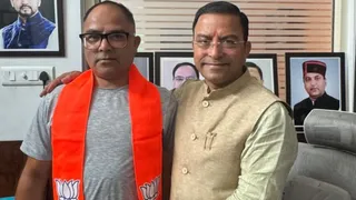 पालमपुर नगर निगम में कांग्रेस के कविरंग कैंडीडेट भीखम राम को पार्टी का पटका पहनाते त्रिलोक कपूर।
