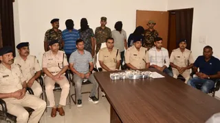 गिरफ्तार अपराधियों के बारे में जानकारी देते एसपी ऋतिक श्रीवास्तव और पुलिस पदाधिकारी।