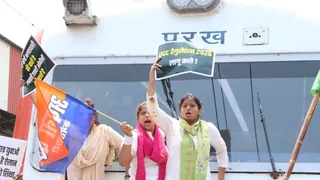 लखनऊ में अपना दल कमेरावादी पार्टी का UGC के समर्थन में जोरदार प्रदर्शन,  रेलवे इंजन पर चढ़ीं विधायक डॉ पल्लवी - demonstration of apna dal kamerawadi  party in lucknow on ...