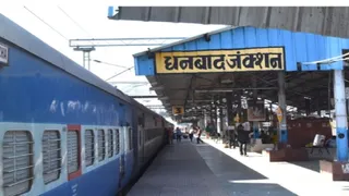 धनबाद स्टेशन पर खड़ी ट्रेन। ( प्रतीकात्मक फोटो)