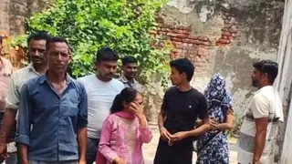 डाकघर के बाहर हंगामा करते खाताधारक।