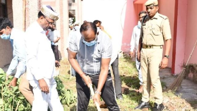 Firozabad DM को देख बोले लोग...जिलाधिकारी हो तो ऐसा, अम्मा की मदद के बाद पकड़ ली झाड़ू