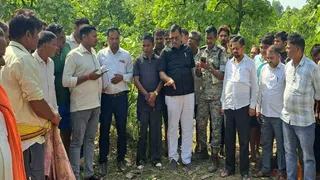 हाथी झुंड के हमले में मृत महिला के शव को देखते वन विभाग और पुलिस के अधिकारी व अन्य।