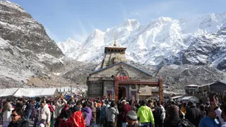 केदारनाथ धाम में उमड़ी भक्तों की भीड़।