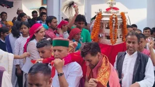 मन्नत पूरी होने पर एक रात के प्रवास के लिए महासू देवता की पालकी को लेकर कनबुआ पहुंचे श्रद्धालु। समिति