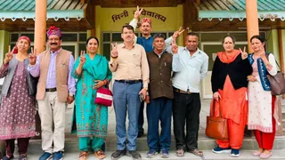 नगर पंचायत बंजार में निर्विरोध वार्ड पार्षद चुनी गई धनवंती देवी विधायक व अन्य समर्थकों के साथ।