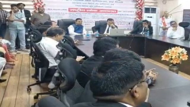 नेशनल लोक अदालत:धनबाद में 170 करोड़ की रिकवरी, 3.73 लाख विवाद निपटे; सीआरपीएफ जवान की पत्नी को मिला 1.14 करोड़ का मुआवजा

