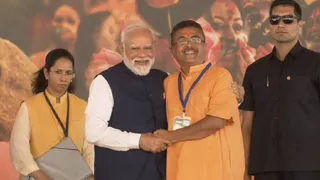 शपथ ग्रहण समारो के दौरान पीएम मोदी और सुवेंदु अधिकारी।