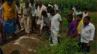 घटनास्थल पर छानबीन करती पुलिस। जागरण