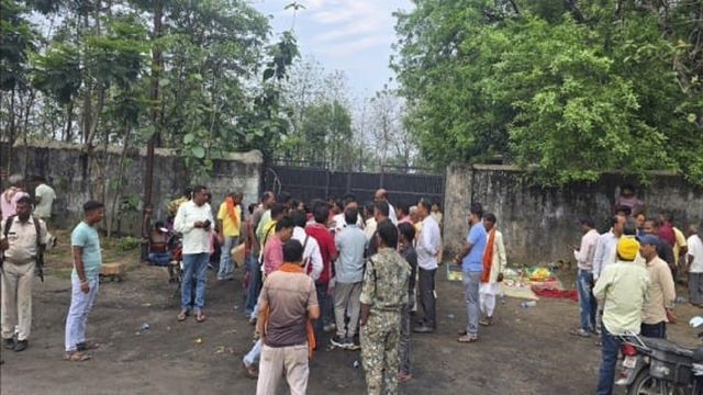 धनबाद के राजगंज में अवैध कोयला डिपो से निकले हाइवा ने मजदूर को राैंदा, शव छिपाने के आरोप पर ग्रामीणों का हंगामा
