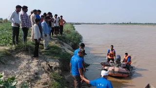 राप्ती नदी में ढूंढने के बाद लापता किशोरों के शव को बाहर लाती बाढ़ पीएसी- जागरण