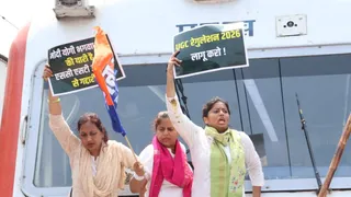 अपना दल कमेरावादी पार्टी की नेता डॉ पल्लवी पटेल(दाएं)