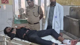 दोनों पैर चोटिल होने के बाद यात्री को अस्पताल में भर्ती कराया गया।