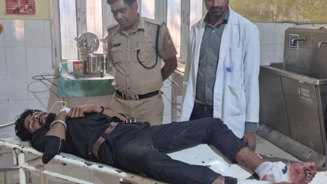 ट्रेन के गेट पर बैठकर यात्रा करना पड़ गया भारी, प्लेटफार्म से पैर टकराने पर युवक हुआ घायल