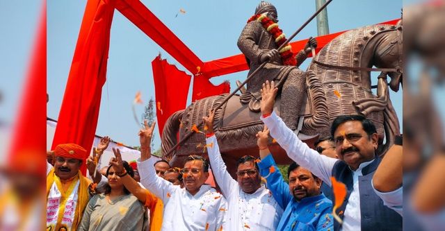 फर्रुखाबाद में महाराणा प्रताप की प्रतिमा का अनावरण, मंत्री जयवीर सिंह बोले - मोदी-योगी सरकार दे रही सनातन संस्कृति को ताकत
