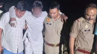 मुठभेड़ के बाद घायल आरोपित को ले जाते पुलिसकर्मी।