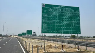 दिल्ली देहरादून इकोनॉमीक कॉरिडोर पर जलालपुर इंटरचेंज टाउन प्लाजा की घोषित दरों लगा बोर्ड। जागरण