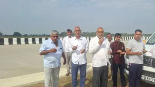 गंगा एक्सप्रेसवे पर सफर के दौरान कुछ समय किनारे रुककर जलपान करते ग्रामीण।