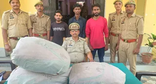 गांजा तस्कर के साथ पुलिस टीम। जागरण