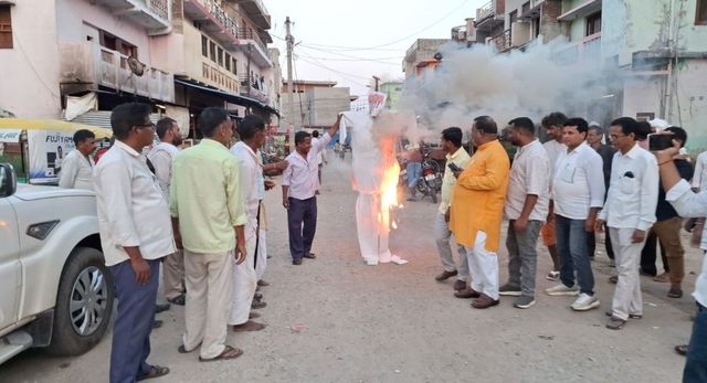 महराजगंज में पंकज चौधरी पर टिप्पणी से गरमाई सियासत, नाराज भाजपा कार्यकर्ताओं ने फूंका अखिलेश यादव का पुतला
