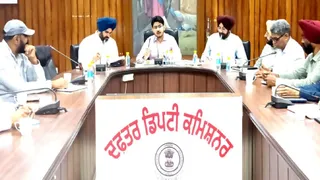 मुख्यमंत्री के आने से पहले डीसी कार्यालय में चल रही बैठक।