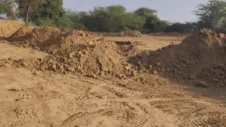 बलिया में खनन माफिया से पुलिया का एप्रोच मार्ग खतरे में, प्रशासन मौन।