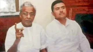 पश्चिम बंगाल के मुख्यमंत्री सुवेंदु अधिकारी अपने पिता शिशिर अधिकारी के साथ ।