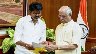 विजय ने राज्यपाल से की मुलाकात। (एएनआई)