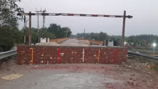 भूतपुरी-जसपुर मार्ग पर स्थित बनैली नदी के पुल को बंद करने को बनाई गई दीवार। जागरण