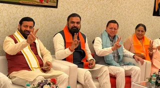 बंगाल में सुवेंदु अधिकारी के शपथ ग्रहण समारोह में एनडीए शासित राज्यों के मुख्यमंत्रियों के साथ बैठे मुख्यमंत्री पुष्कर सिंह धामी। सूवि