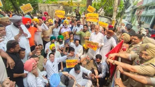 ,केंद्र सरकार द्वारा आम आदमी पार्टी के नेताओं पर ईडी के दुरुपयोग के विरोध में आम आदमी पार्टी के नेता व कार्यकर्त्ता भाजपा के राष्ट्रीय महासचिव तरुण चुग के निवास के बाहर प्रदर्शन करते हुए। फोटो- राघव शिकारपुरिया