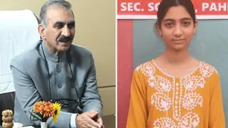 हिमाचल प्रदेश के मुख्यमंत्री सुखविन्द्र सिंह सुक्खू ने दसवीं की टॉपर अनमोल को फोन कॉल पर बधाई दी।