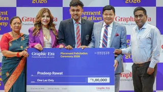 ग्राफिक एरा में आयोजित कार्यक्रम में छात्र को सम्मानित करते ग्राफिक एरा ग्रुप आफ इंस्टीट्यूशंस के चेयरमैन डा. कमल घनशाला वाइस व चेयरपर्सन डा राखी घनशाला। साभार- विवि