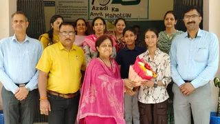 बिलासपुर कन्या स्कूल का स्टाफ पूर्णिमा को सम्मानित करते हुए। जागरण